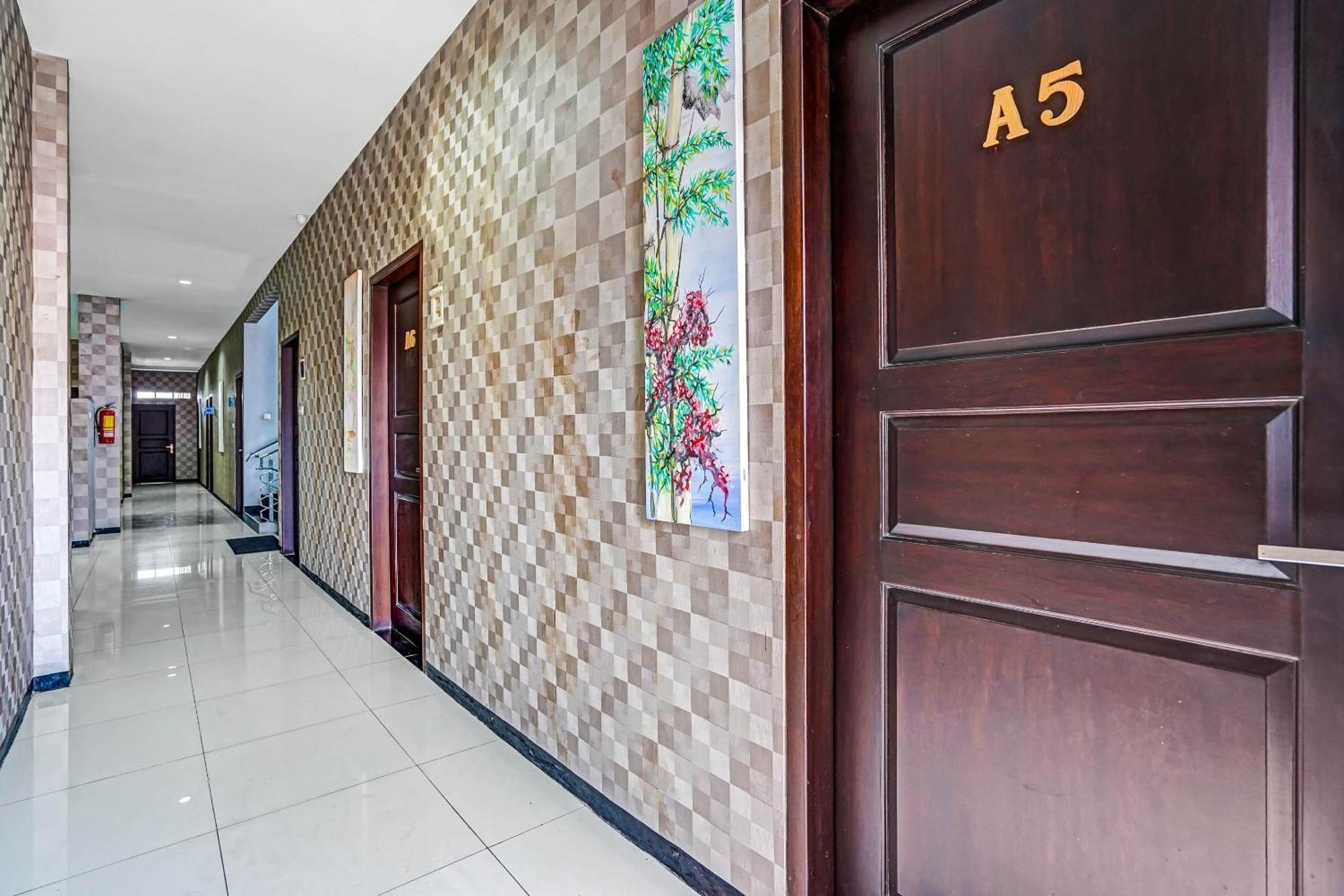 Oyo 90889 Dkb Residence Сурабая Экстерьер фото
